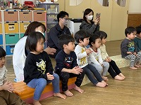 お誕生児をお祝いしている子ども達