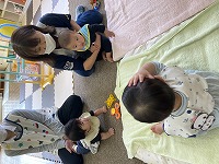保育園のお友達を含めて３人で顔を見合わせている
