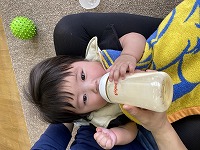 ミルクを飲んでいる６か月の女の子