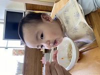 お口をあ～んしている１０ヶ月の女の子