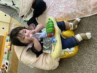 おやつを食べている６か月の女の子
