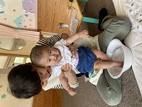 たらいに足を入れて驚く赤ちゃん