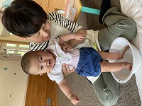 たらいに足を入れて笑う赤ちゃん