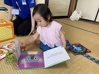 絵本をめくっている１歳３か月の女の子