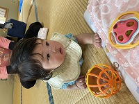 うつ伏せで遊ぶ６か月の女の子