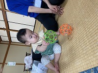 小さなボールを追いかける１１ヶ月の女の子