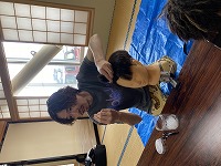 前髪の切り方の説明をする講師の市川さん