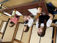 参加者３名、講話を聞いている様子