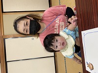 お母さんに抱っこされている６か月の女の子