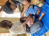 前髪を切ってもらっている１歳３か月の女の子