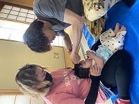 前髪を切ってもらっている６か月の女の子