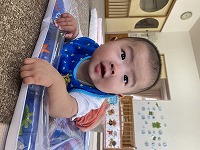 ウォーターマットで遊ぶ赤ちゃん