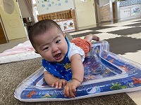 ウォーターマットに寝ころぶ赤ちゃん