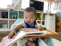絵本を広げる赤ちゃん