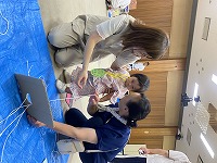 遊びのコーナー　くじ引きを楽しんでいる子ども