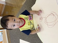 子どもがお絵描きしている
