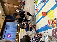 親子ゲーム　お買物を楽しんでいる子ども