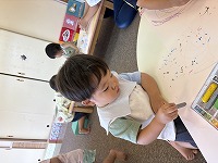 子どもがお絵描きしている