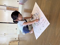 子どもがお絵描きしている
