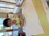 子どもがお絵描きしている