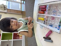子どもがお絵描きしている