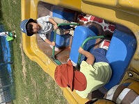 子どもが公園で遊んでいる
