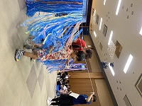 親子ゲーム　青いカーテンをくぐってゴール
