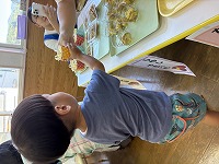 おやつを取りに来た男の子