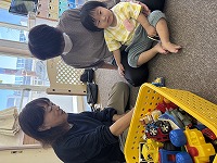 祖母と遊んでいる様子
