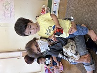 祖母と遊ぶ子ども