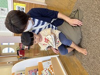 祖母と遊んでいる様子