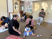 祖父母と遊んでいる様子