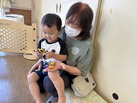 祖母と遊んでいる様子