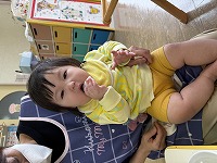 おやつを食べる子ども