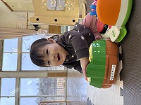 玩具で遊ぶ子ども