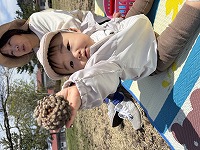 松ぼっくりを持つ子ども