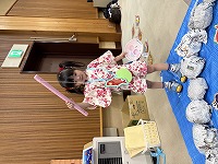 遊びのコーナー　魚釣りを楽しんでいる子ども