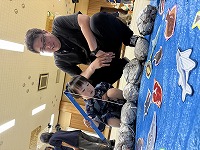 遊びのコーナー魚釣りを楽しんでいる子ども