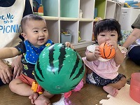 ボールで遊ぶ男の子と女の子