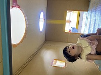 トンネルの穴を見上げる女の子