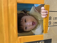 トンネルの小窓から顔を出す女の子