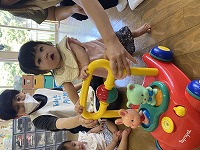 押し車を押す女の子
