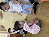 しゃぼん玉に喜ぶ女の子