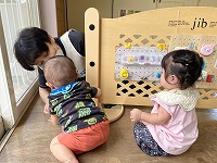先生といないいないばあをする男の子と女の子