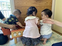キッチンに３人集まって遊んでいる