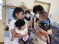 ハイハイタッチをしてお別れを惜しむ子ども達