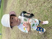 子どもが公園で遊んでいる