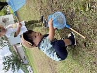 子どもが公園で遊んでいる