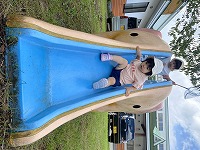 子どもが公園で遊んでいる