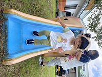 子どもが公園で遊んでいる